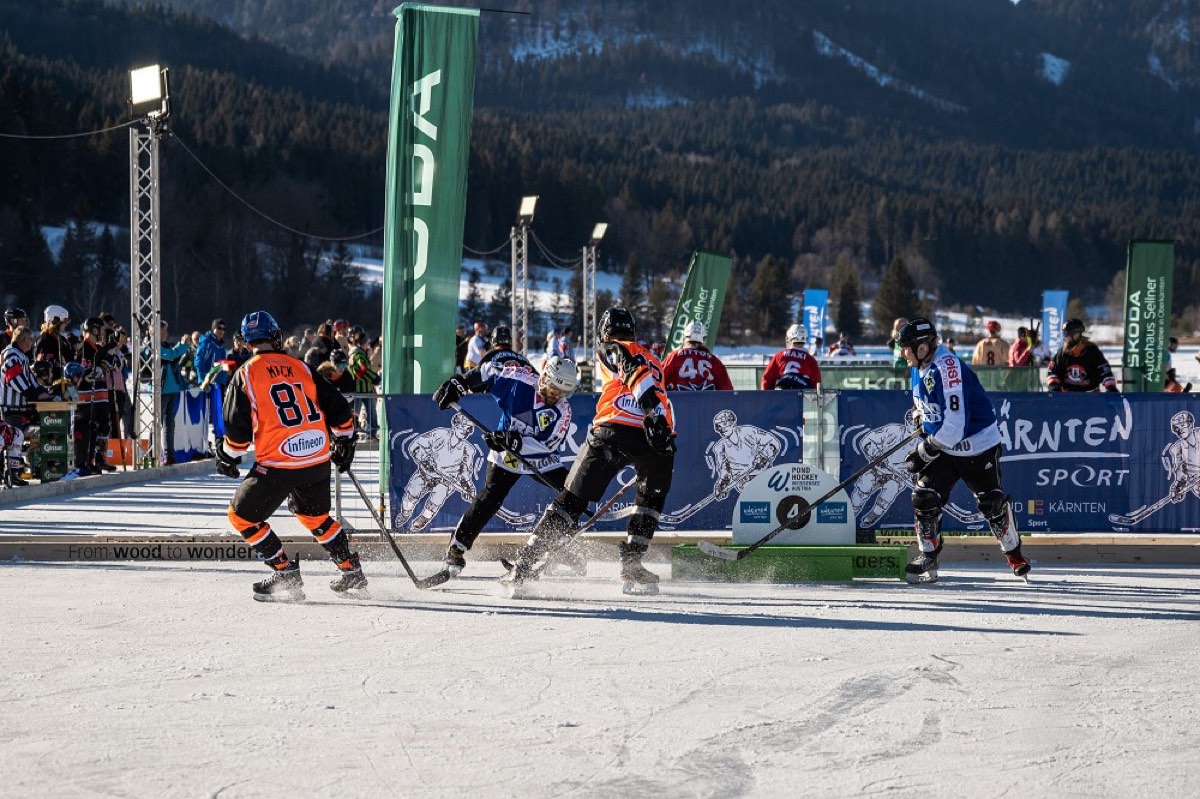 Hokejový zápas na prírodnom ľade jazera Weissensee v roku 2026
