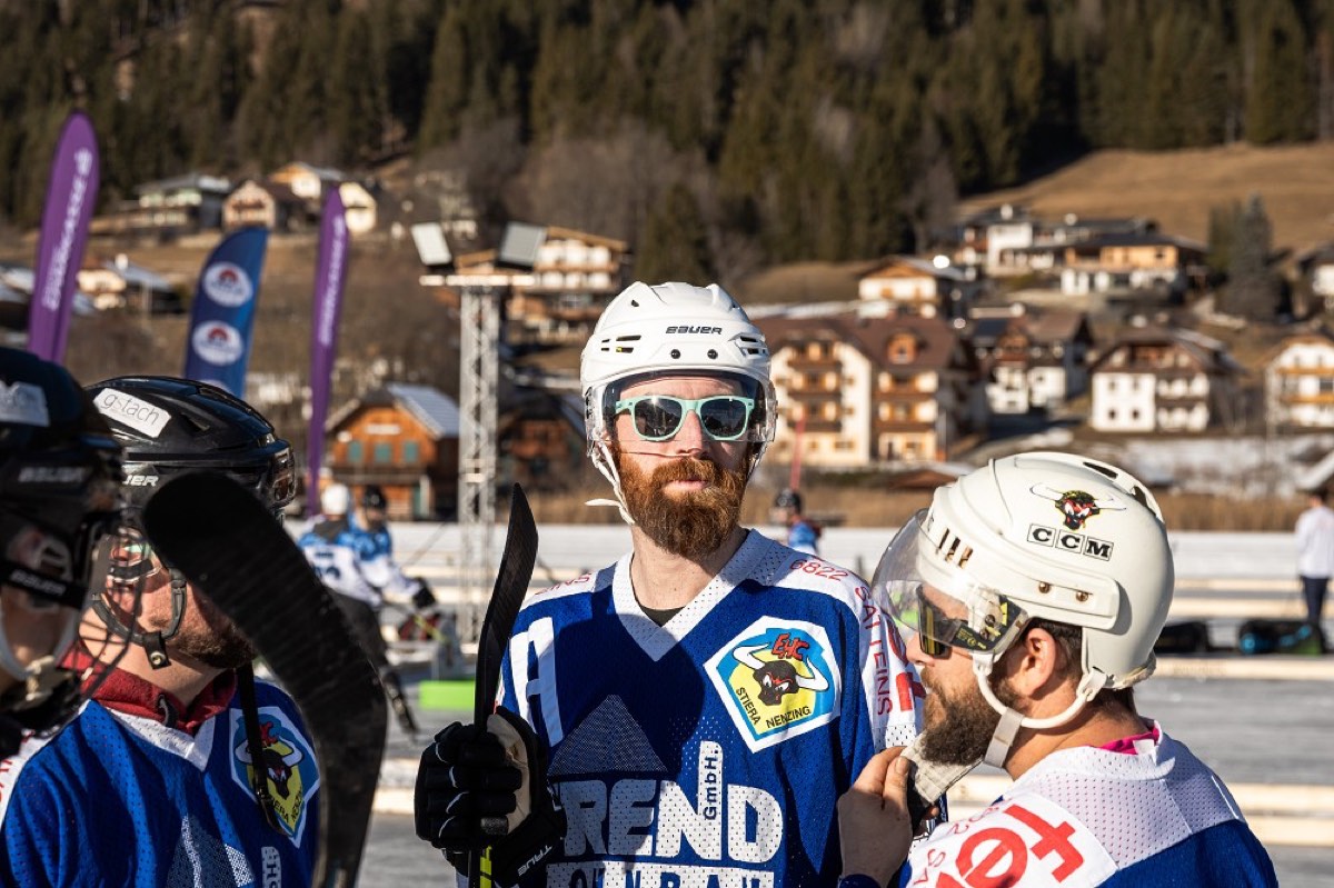 Pond Hockey Weissensee 2026 pod korutánskymi horami